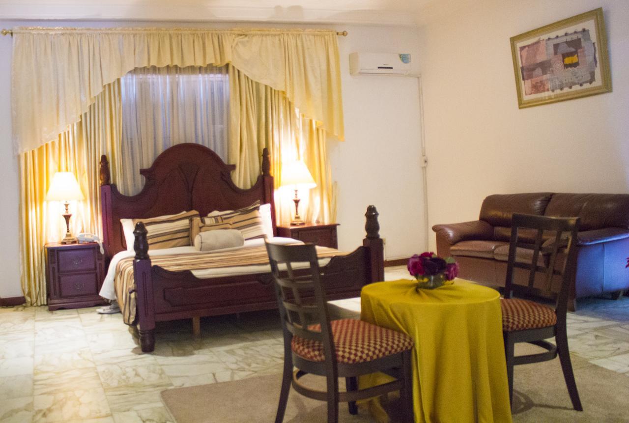 Embassy Suites Hotel Монровия Экстерьер фото