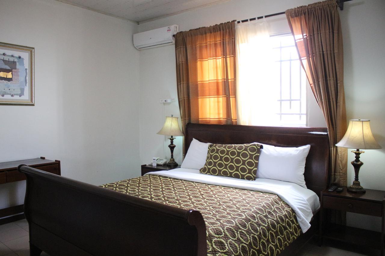 Embassy Suites Hotel Монровия Экстерьер фото
