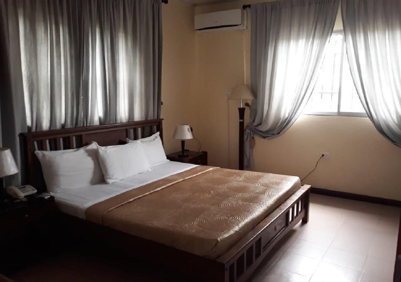 Embassy Suites Hotel Монровия Экстерьер фото